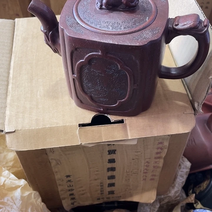 茶壶紫砂矿泥料，手工制作的一把紫砂壶。