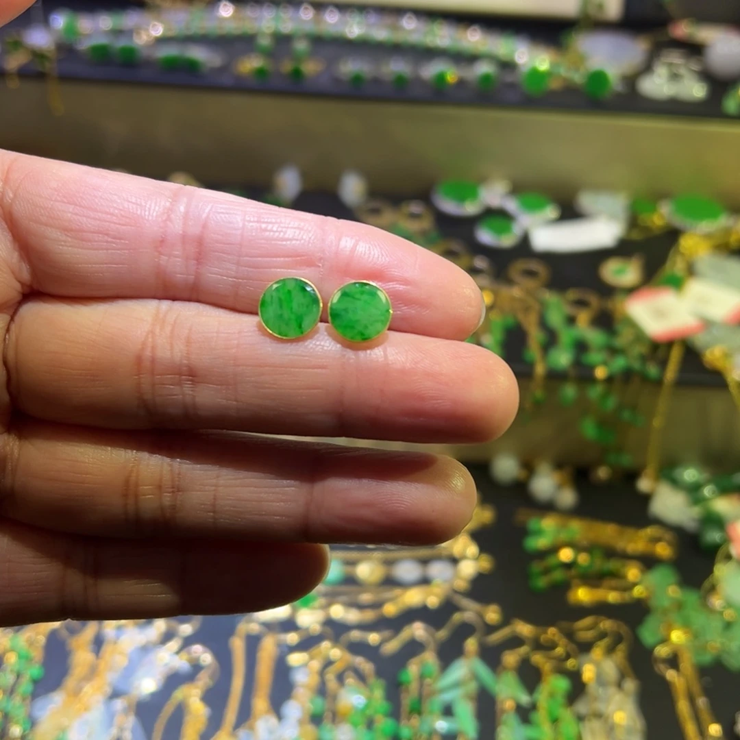 颈饰18K金镶嵌翡翠耳钉