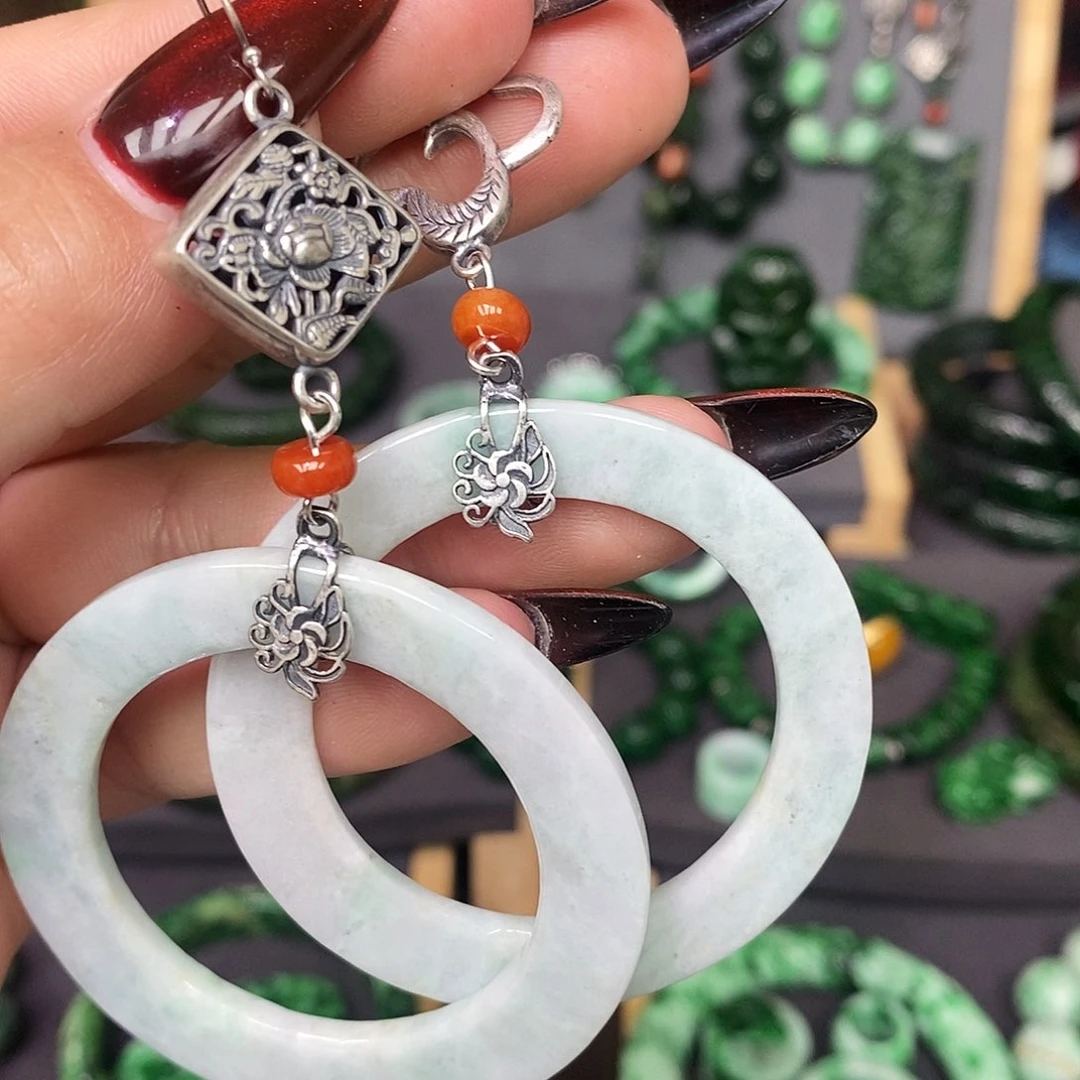 未镶嵌翡翠耳饰漂亮美眉