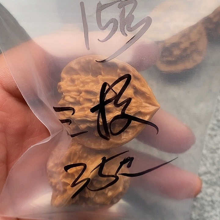 文玩核桃吊坠三棱