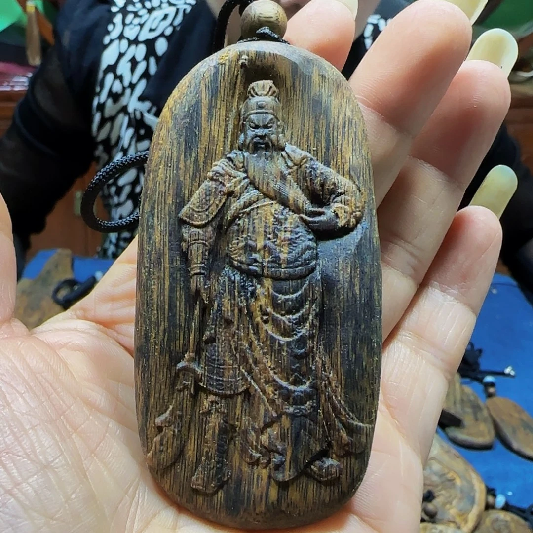 沉香沉香碎屑海南白奇乌身老料关二爷带绳26克