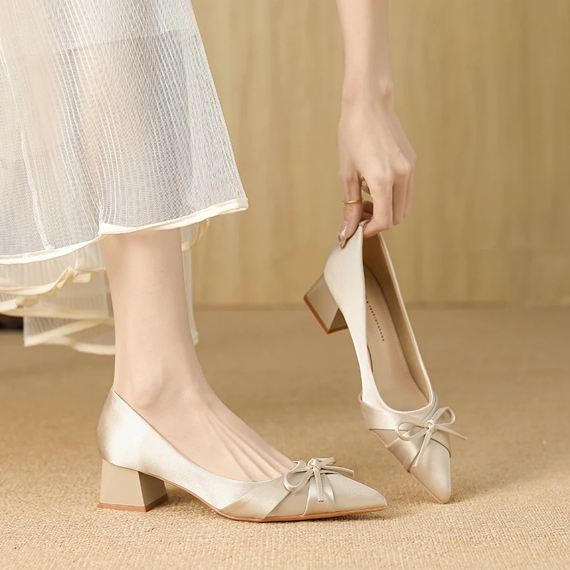 婷小柒时尚秀气粗跟尖头2025新款蝴蝶结高级感绸缎面女式中跟单鞋