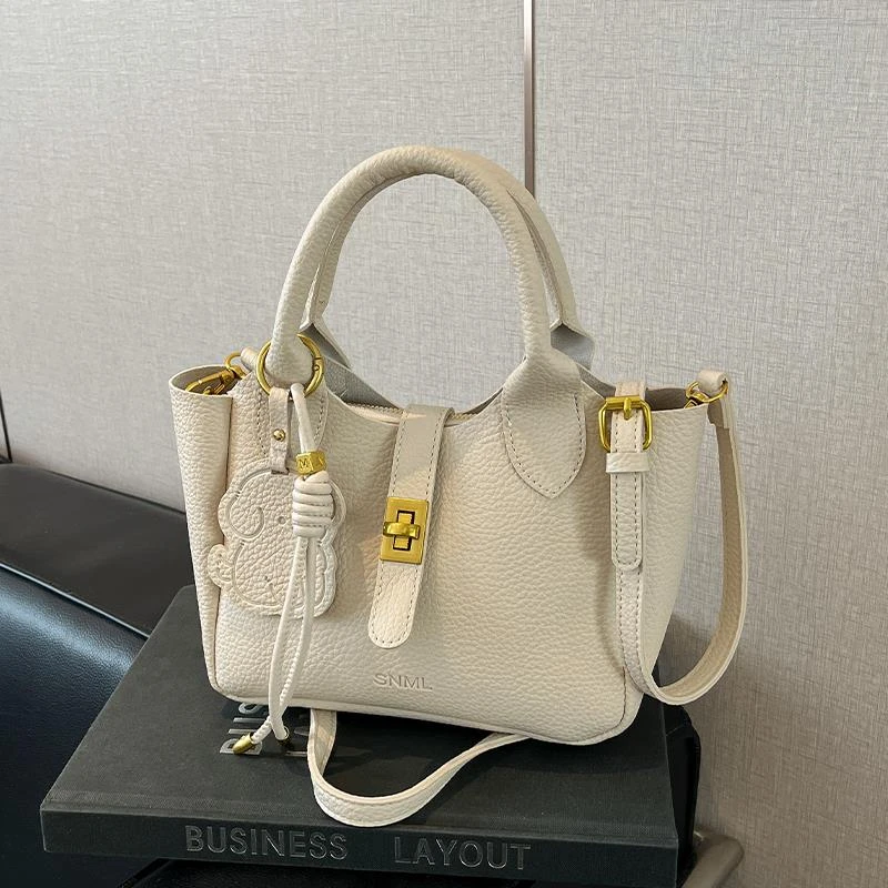 今年流行的包包女式2025新款潮流行时尚休闲单肩包通勤斜挎水桶包