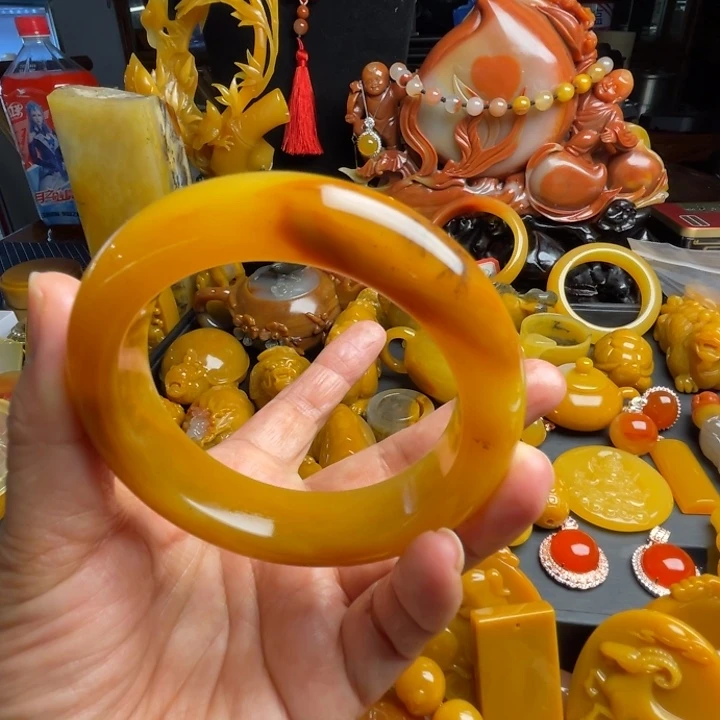 未镶嵌石英质玉（黄龙玉）颈饰
