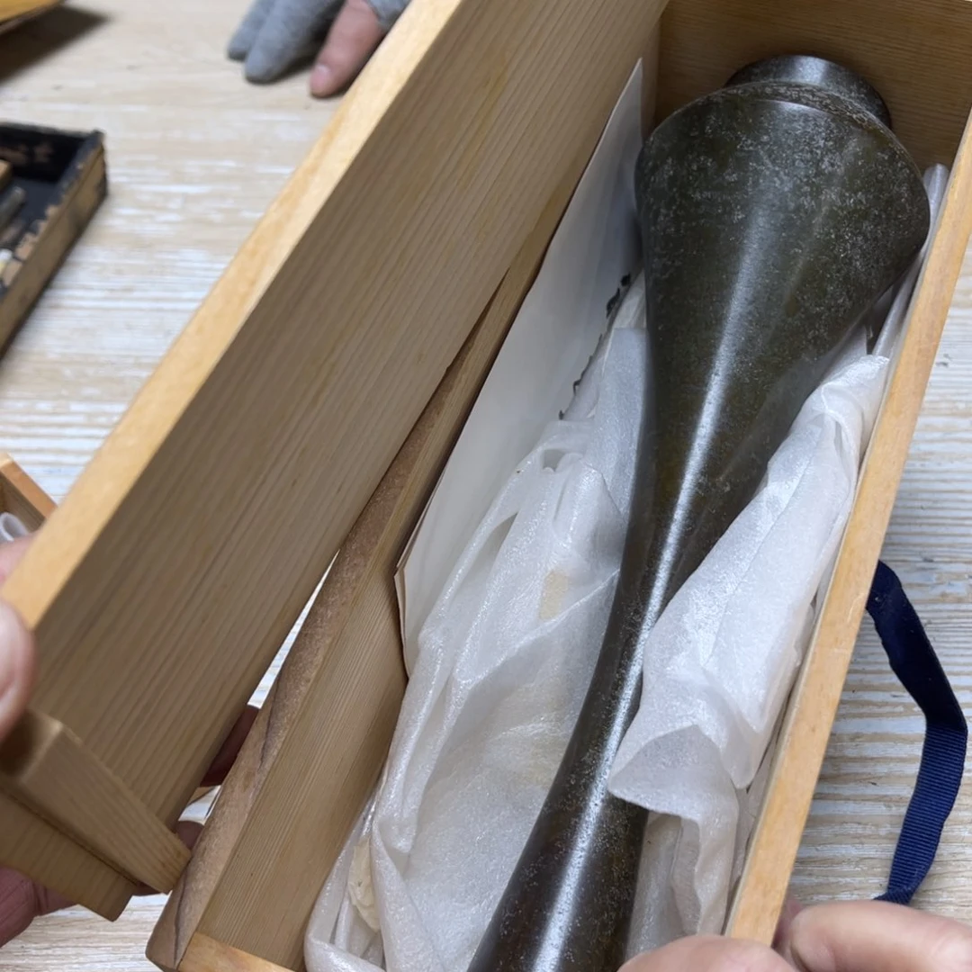 瓷片光**者密密麻麻地排列着