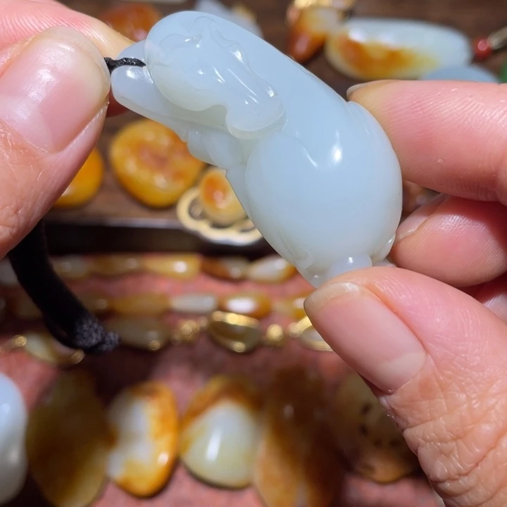 和田玉未镶嵌颈饰谦**子