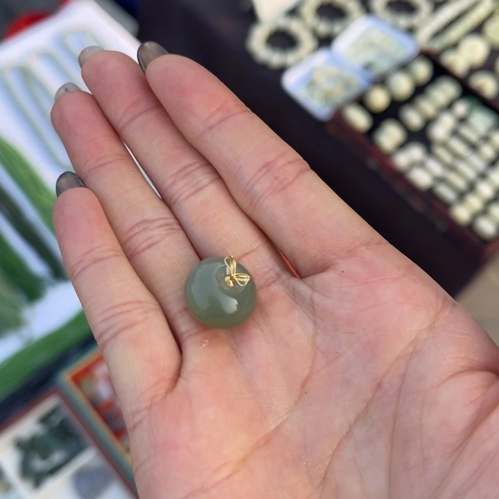 境***转和田玉18K金镶嵌颈饰