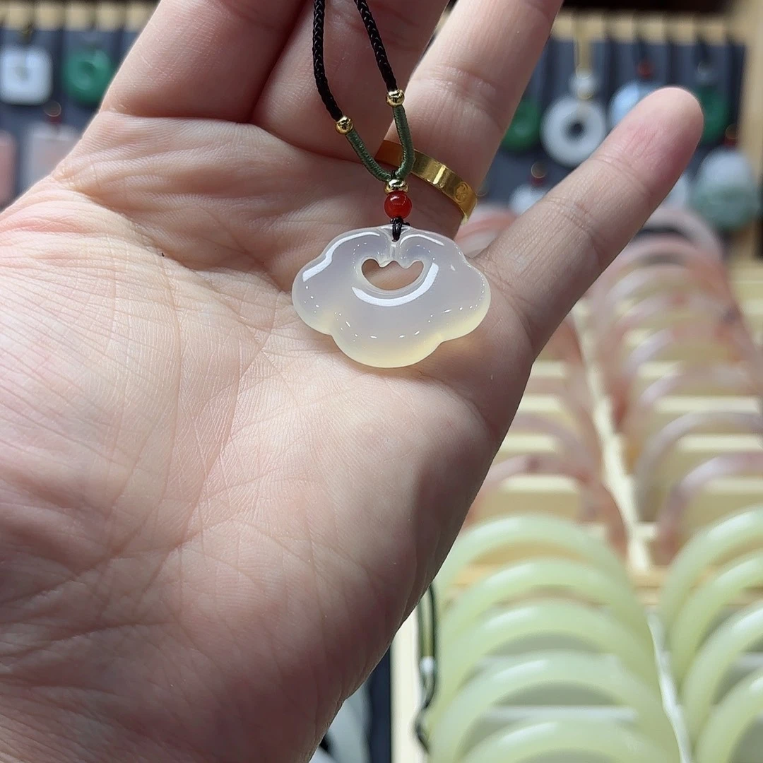 透闪石质玉吊坠(赠链)未镶嵌