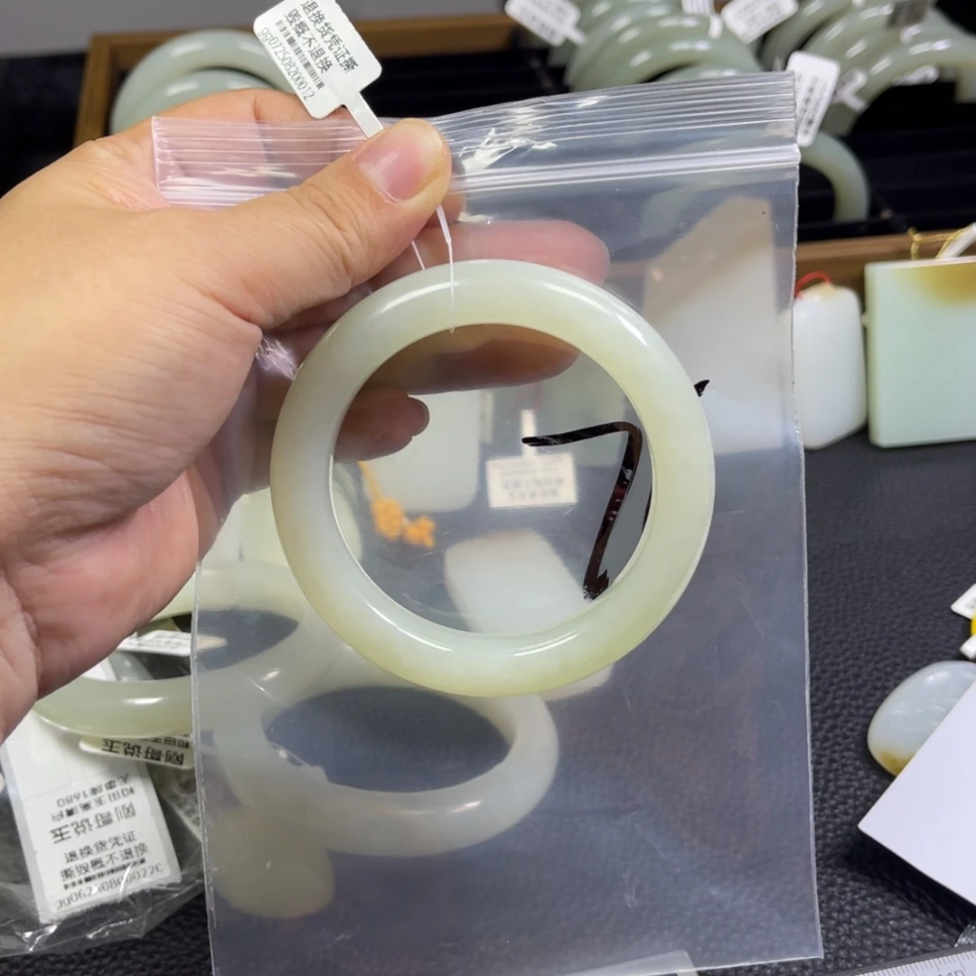 D***e和田玉手镯未镶嵌