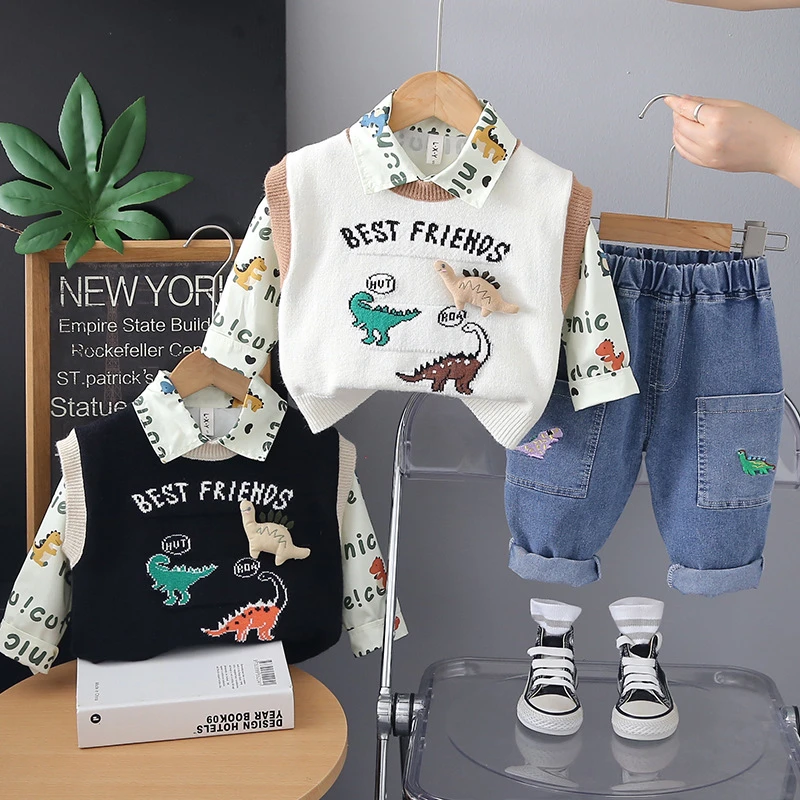 宝宝春秋季时髦套装2025新款儿童字母长袖针织马甲休闲衬衫三件套