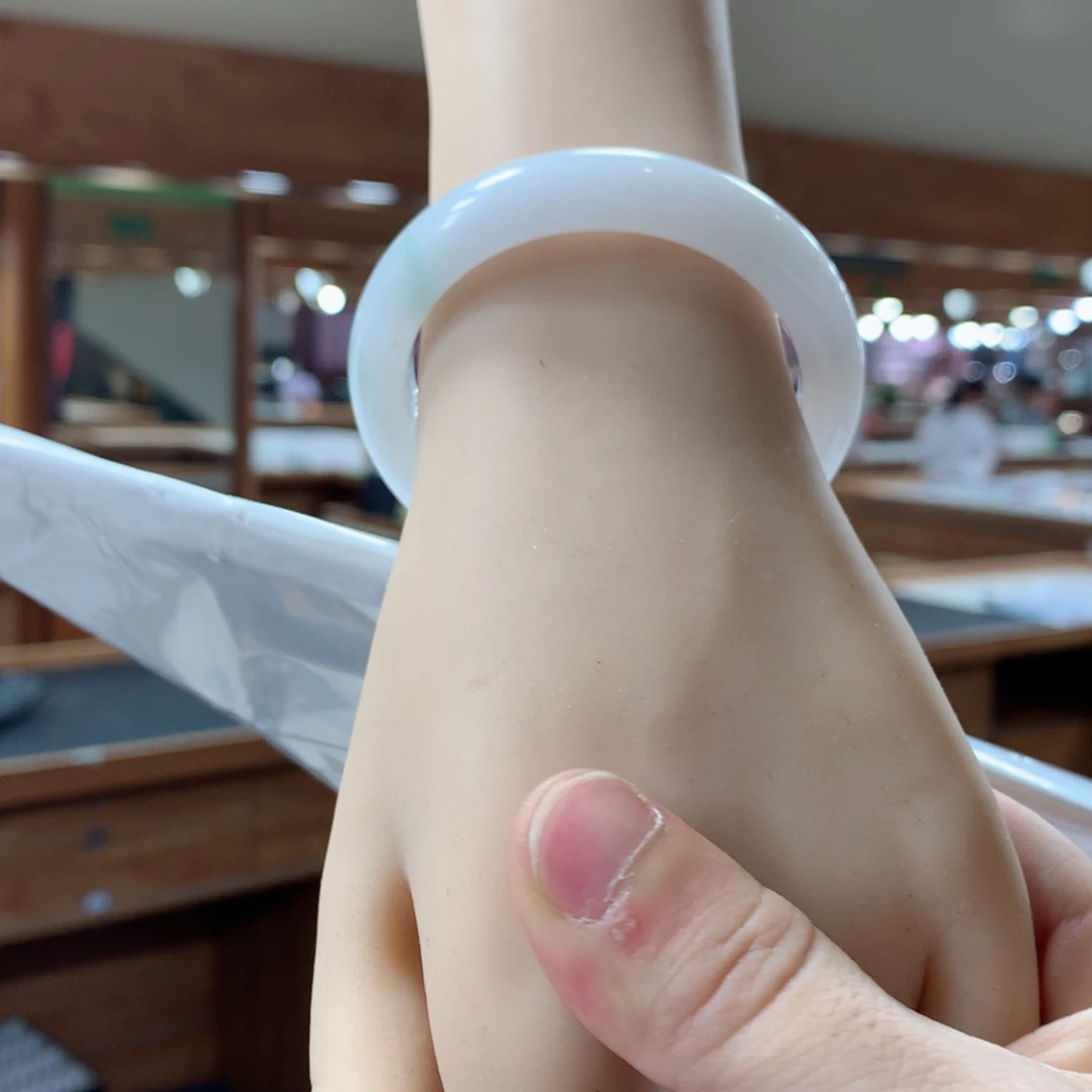 翡翠手镯未镶嵌翡翠