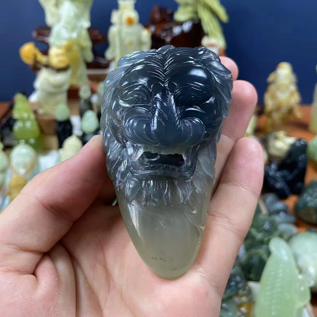 岫玉狮子手把件料子水润,手工雕刻俏色巧雕.