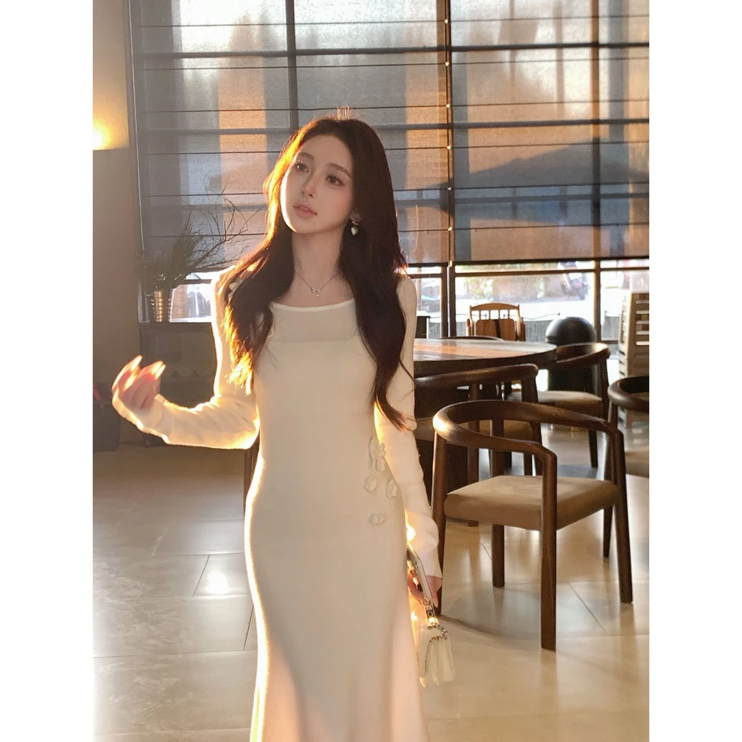 秋冬白杏修身长裙温柔收腰甜美裙子立体花朵圆领长袖毛织连衣裙女