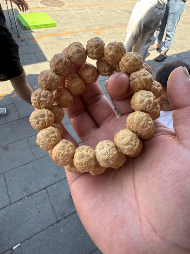 Z5猴头雕刻蝉王手串挨着发