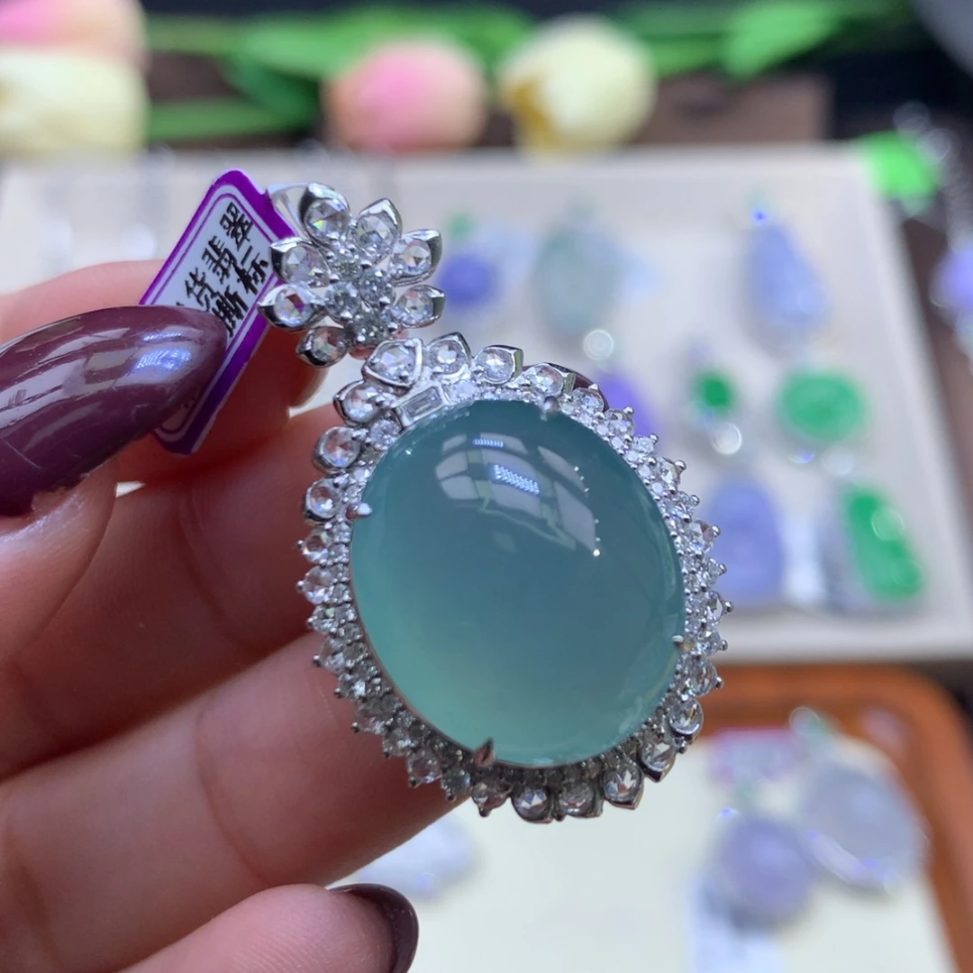 卡****翡翠18K金镶嵌颈饰