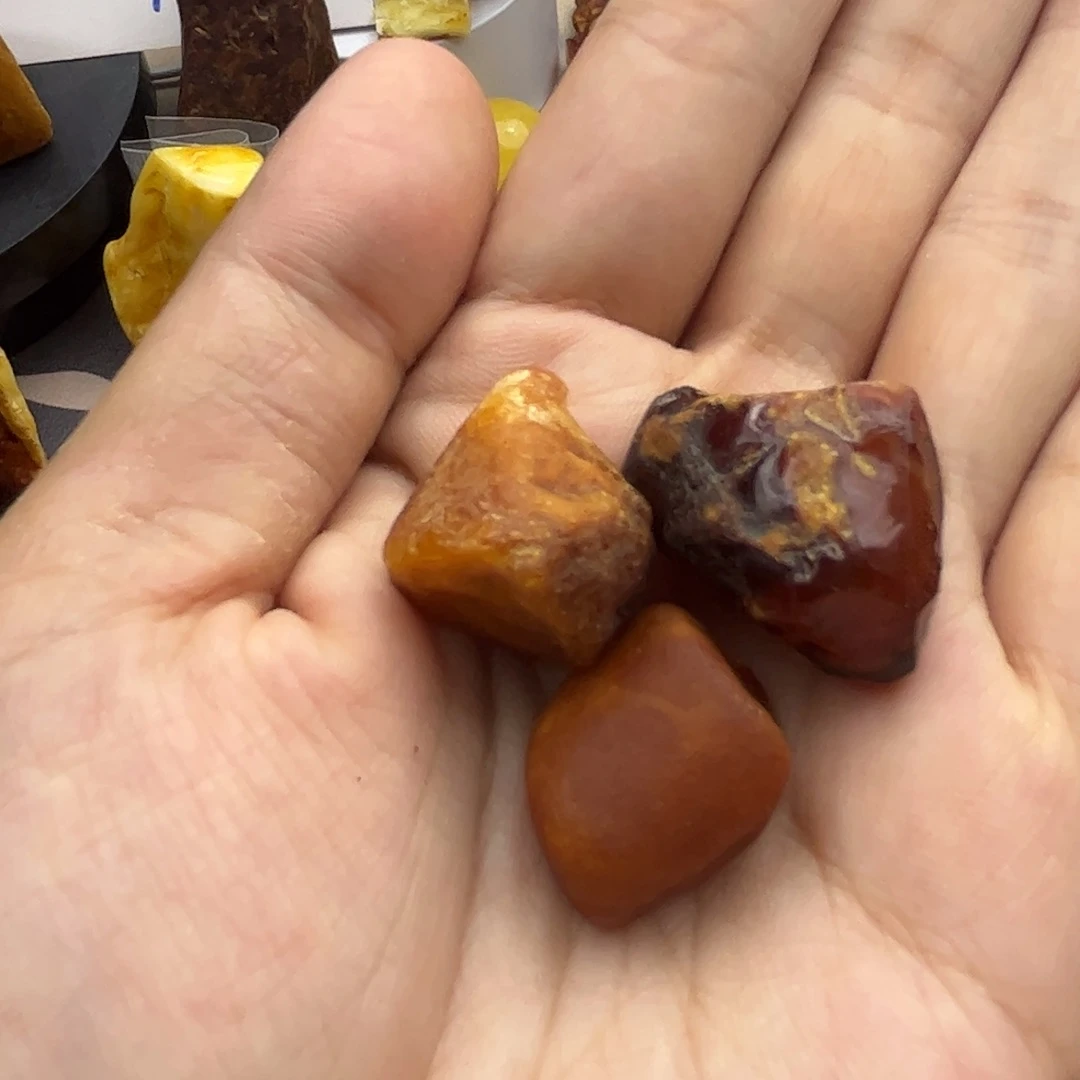 建***瓯未镶嵌琥珀裸石陈