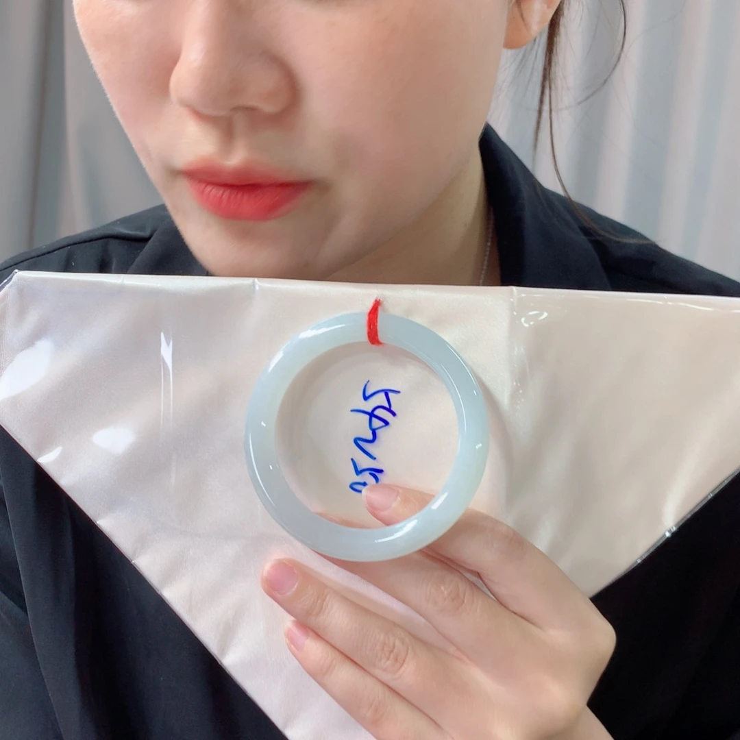 翡翠手镯未镶嵌翡翠