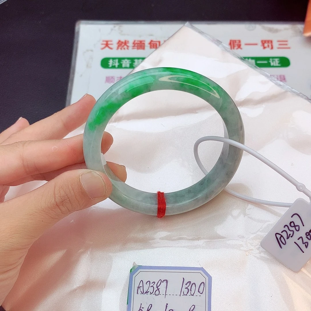 翡翠手镯未镶嵌翡翠