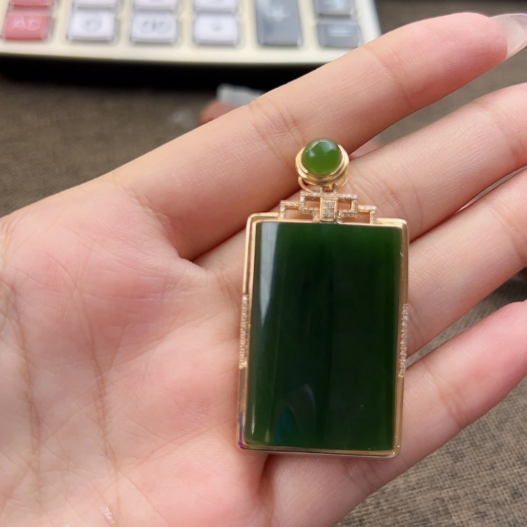 和田玉18K金镶嵌吊坠(不含链)老坑深菠菜绿无事牌32mm