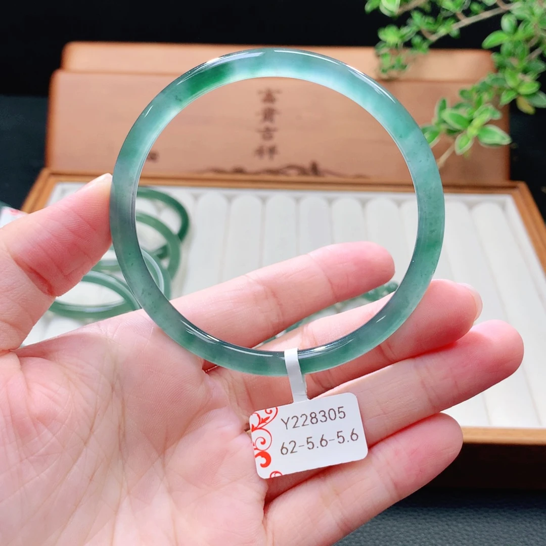 未镶嵌手镯（圆镯）翡翠