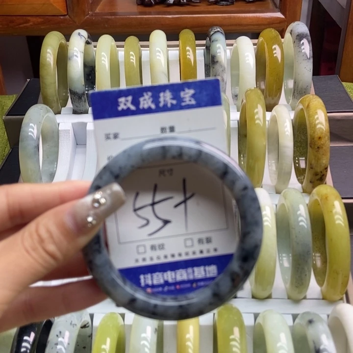 蛇纹石玉手镯未镶嵌684。