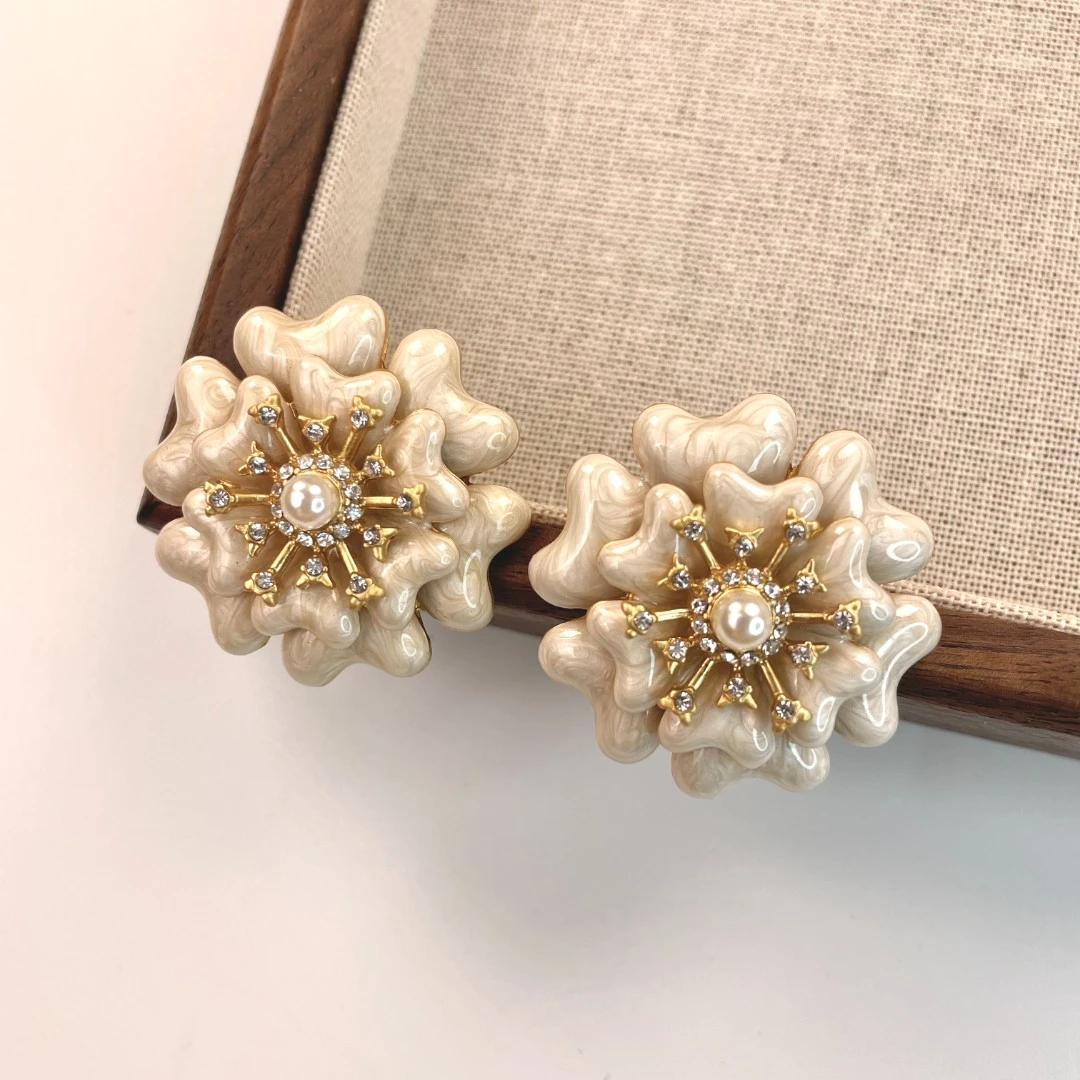 铜合金耳饰  买三送一  手工气质白色时尚复古法式中古耳钉