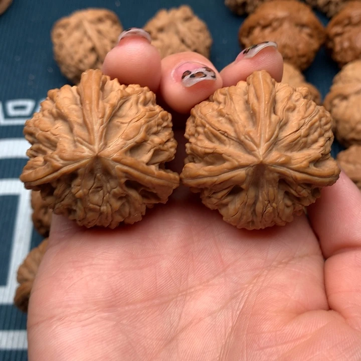 文玩核桃吊坠熊**金御龙