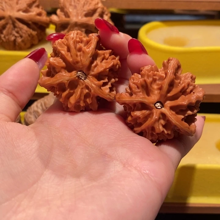 A***.文玩核桃吊坠三棱