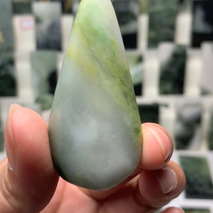 独山玉未镶嵌颈饰