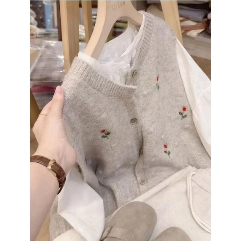 Q七言家巨好看！ins穿搭#麦色向日葵刺绣鼓包开衫洋气马甲