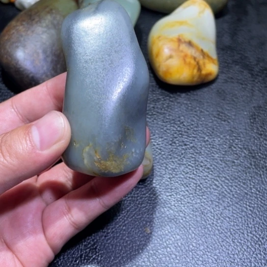 和***道和田玉未镶嵌颈饰