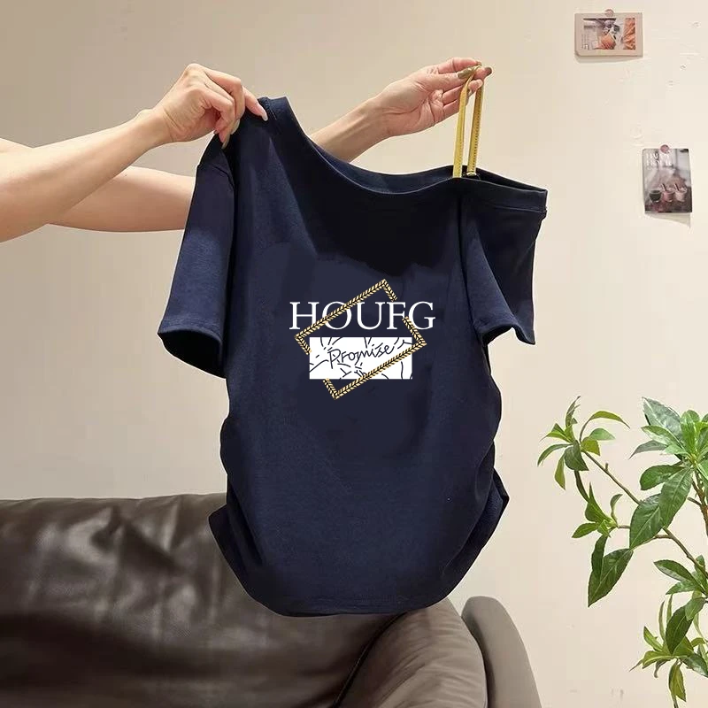 露肩短袖女t恤2025夏设计感撞色肩带褶皱收腰印花上衣藏蓝色斜肩