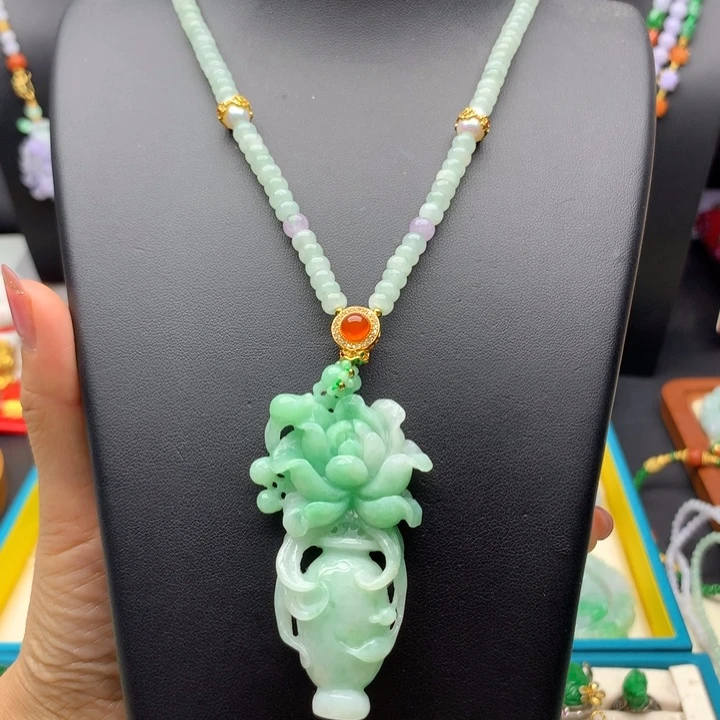 颈饰未镶嵌翡翠翡翠花瓶
