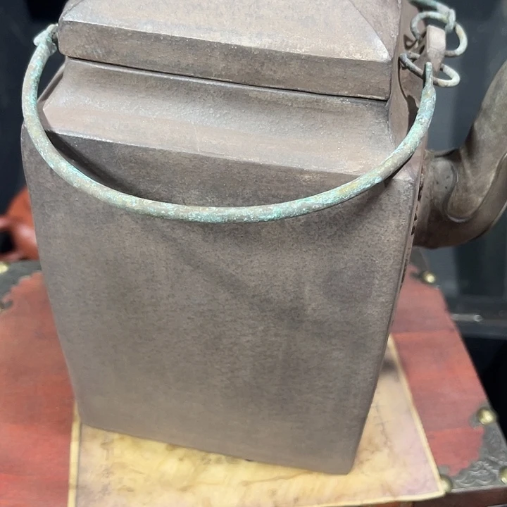 紫泥茶壶原矿泥料手工制作的一把紫砂壶。