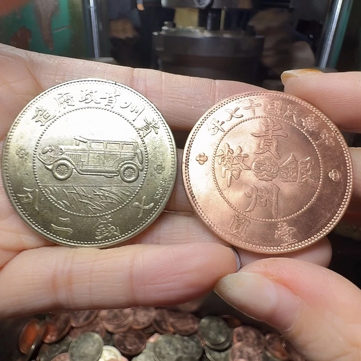 铜一个黄铜，一个紫铜。汽车