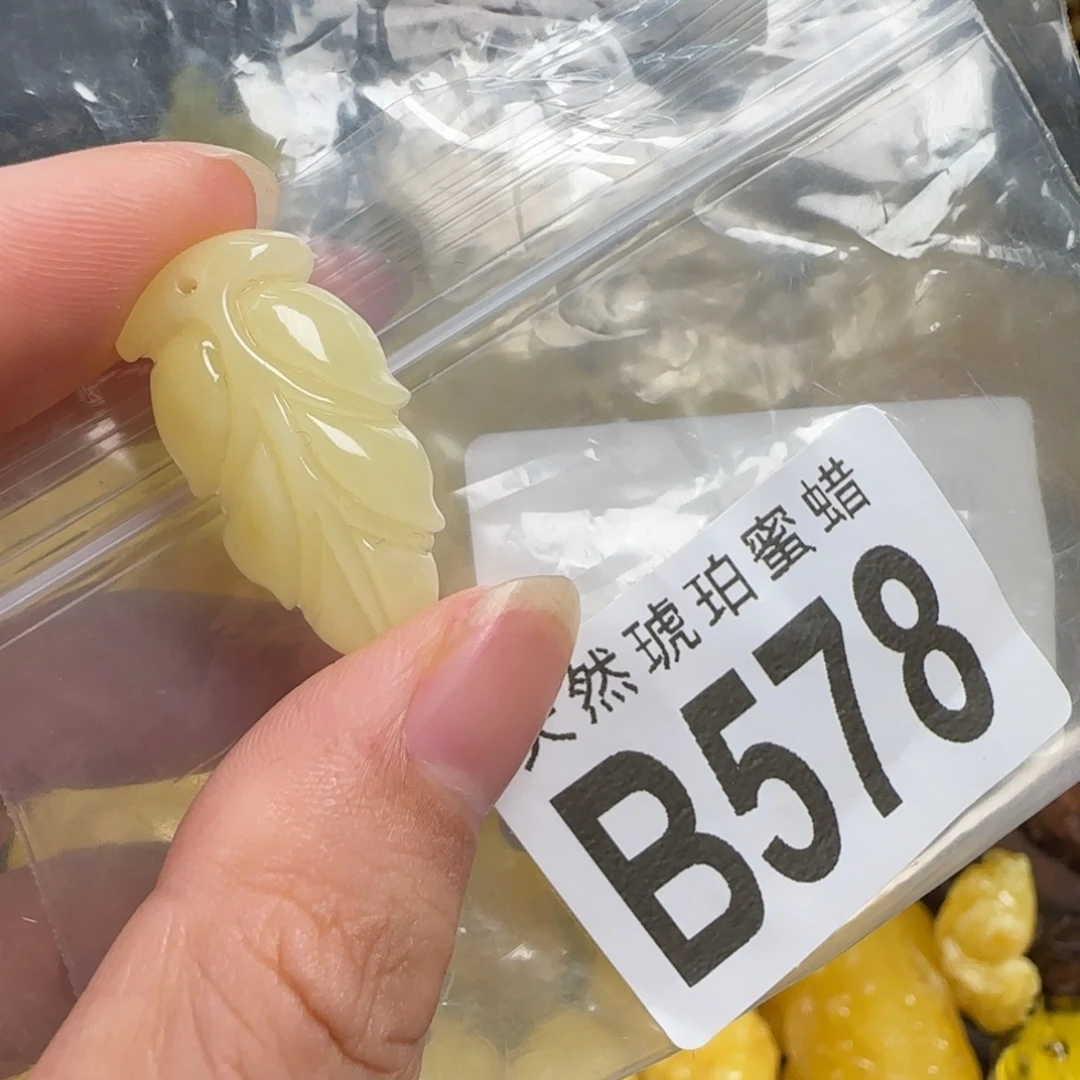 蜜蜡未镶嵌珠宝奇石多样性发其一