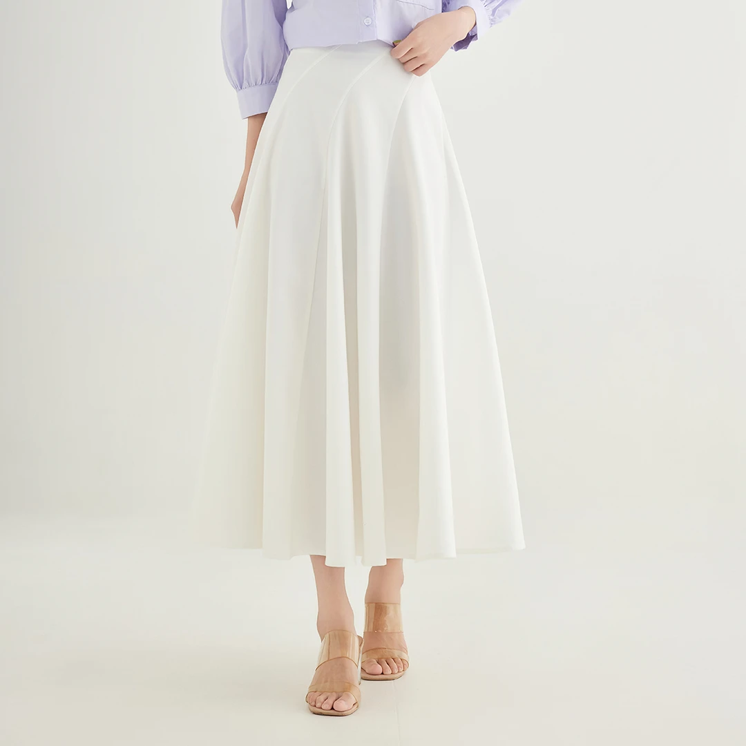 百搭八片半身裙，与各种上衣皆能完美适配，轻松打造多变造型白色