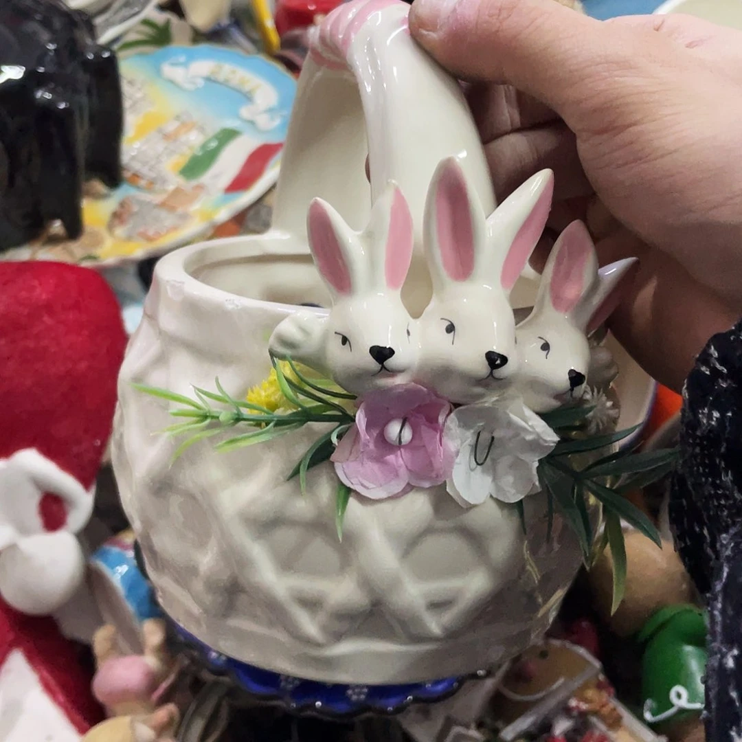 摆件  磕碰。瑕疵。