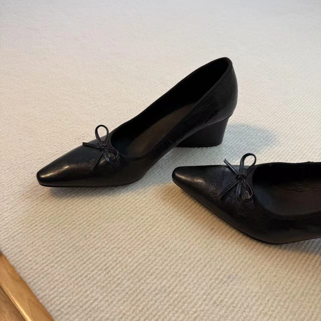 六也「温柔气质」复古玛丽珍尖头浅口蝴蝶结通勤水滴跟单鞋女L728