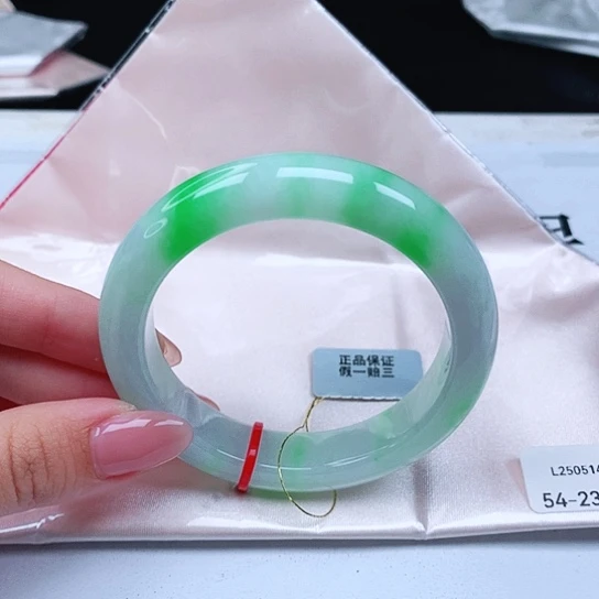 子***暄翡翠手镯未镶嵌54圈
