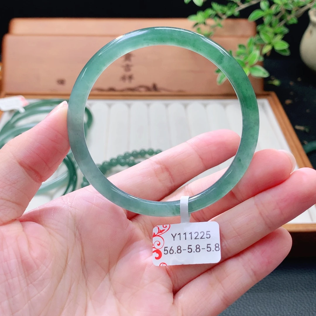 翡翠未镶嵌手镯（圆镯）
