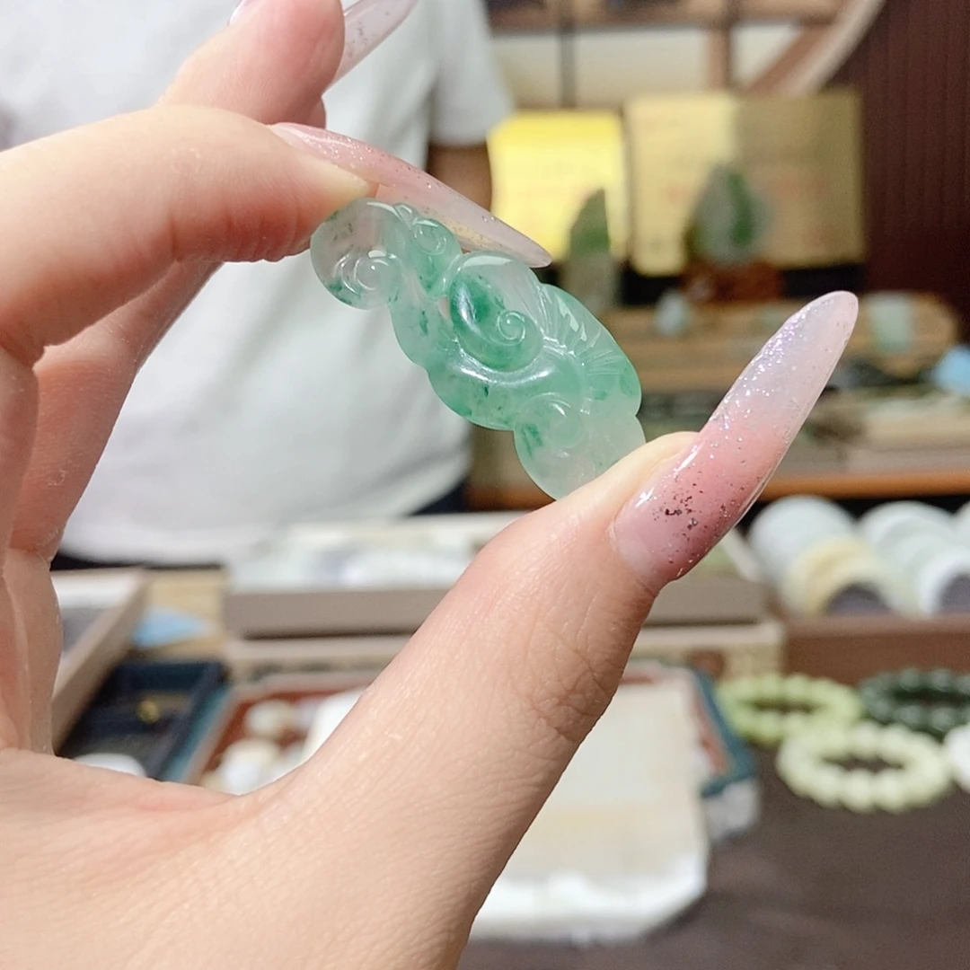 透闪石质玉未镶嵌颈饰