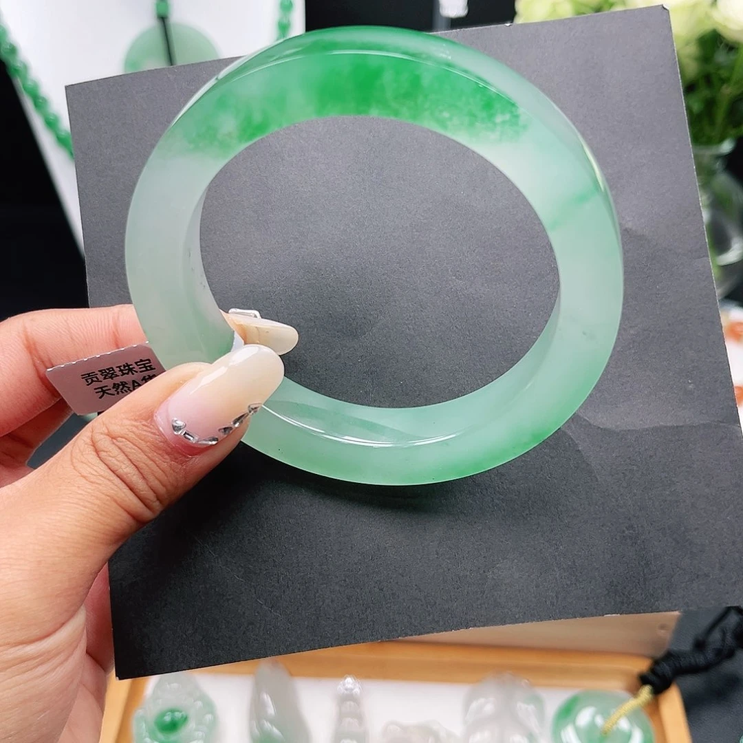 石英质玉未镶嵌手镯63-65的高冰方镯 油润细腻光泽感很好