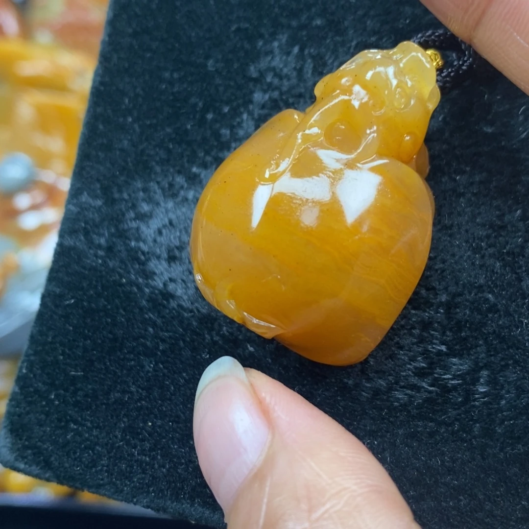 未镶嵌石英质玉（黄龙玉）颈饰