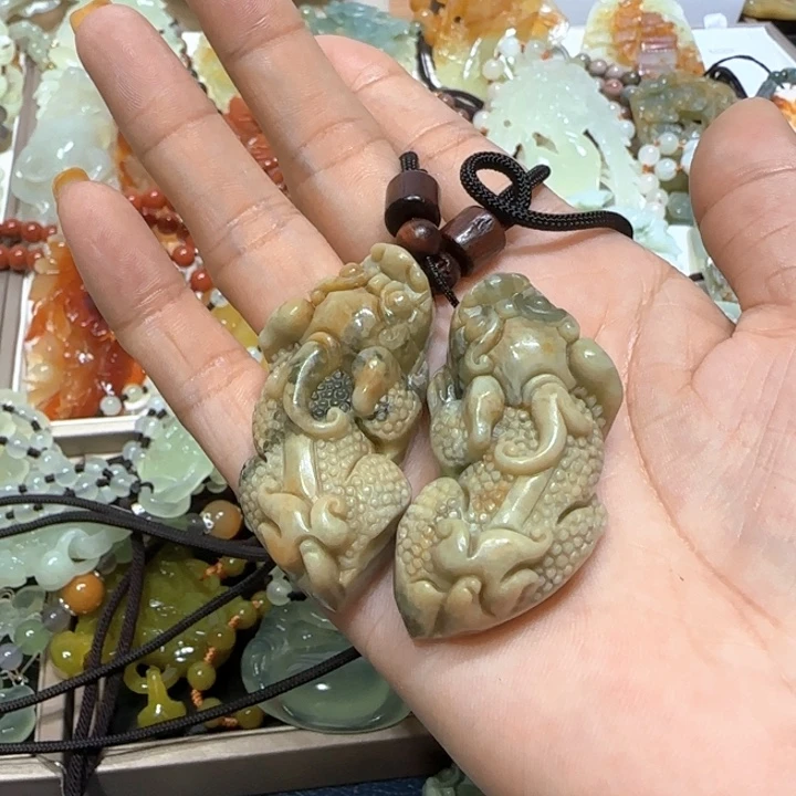 蛇纹石玉未镶嵌吊坠