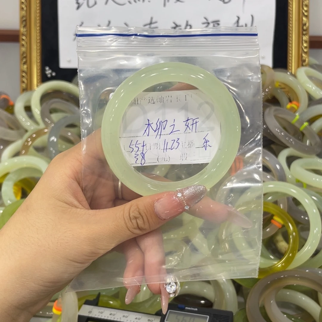 未镶嵌蛇纹石玉颈饰柳*妍