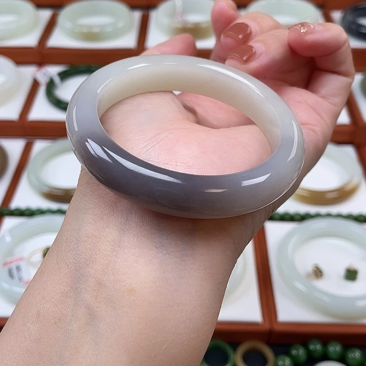 和田玉未镶嵌手镯