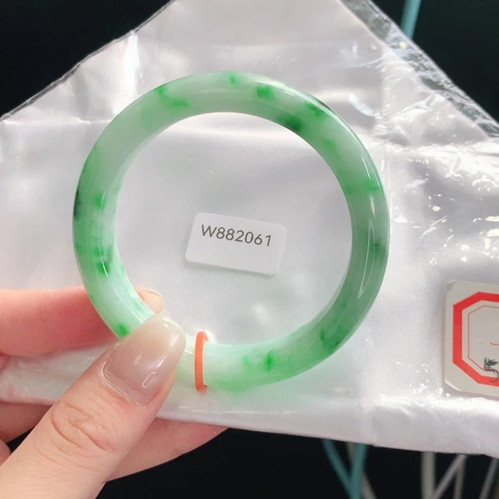 翡翠手镯未镶嵌如*天然翡翠手镯01