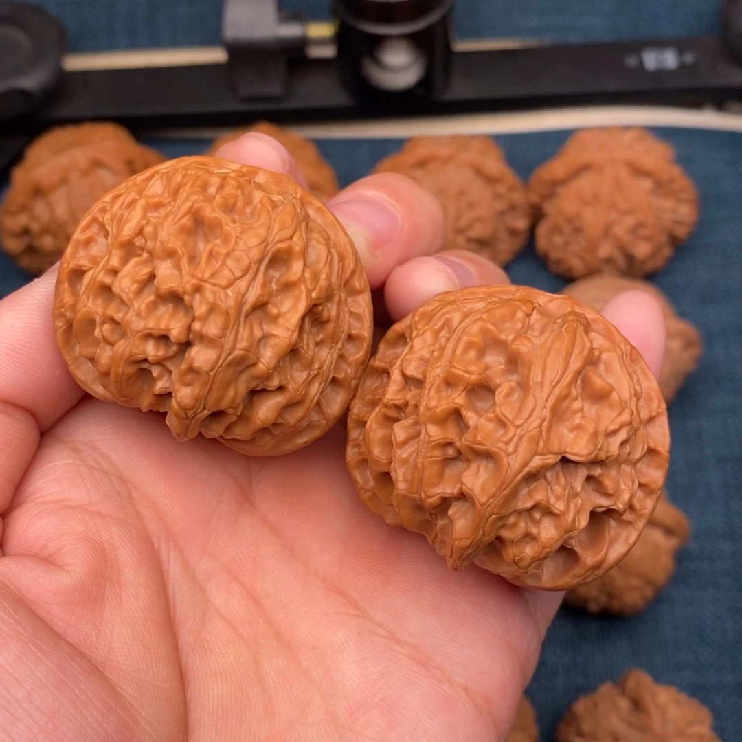 文玩核桃把件42红皮老树球果