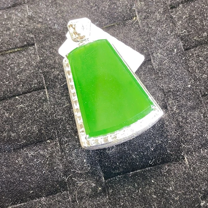 吉***行翡翠未镶嵌颈饰15
